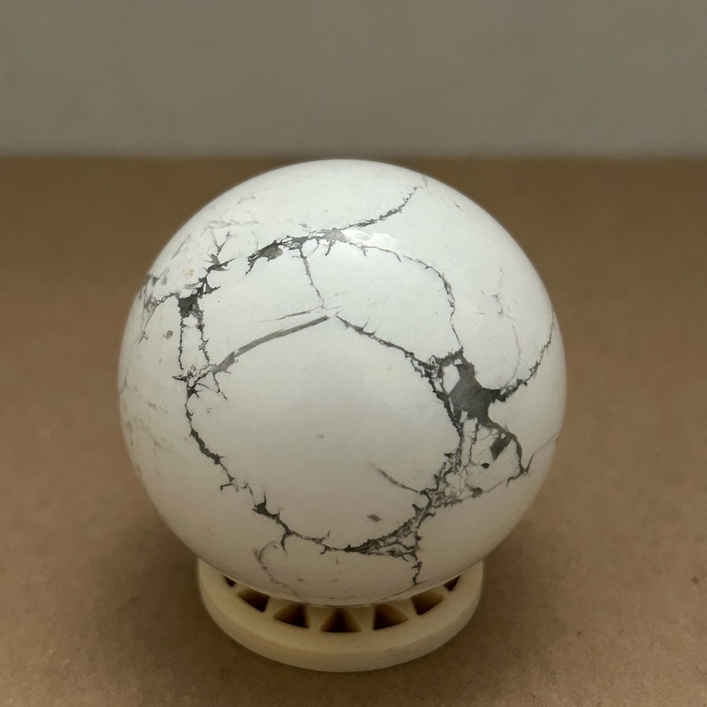 Howlite Sphere 51 mm